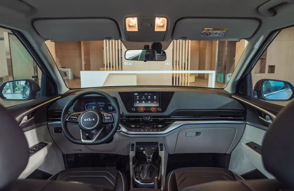 Kia Carens — nội thất (1/4)
